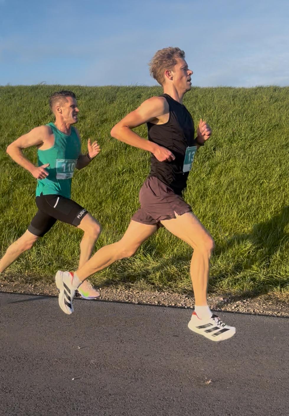 Je loopt alleen, maar je doet het nooit in je eentje…