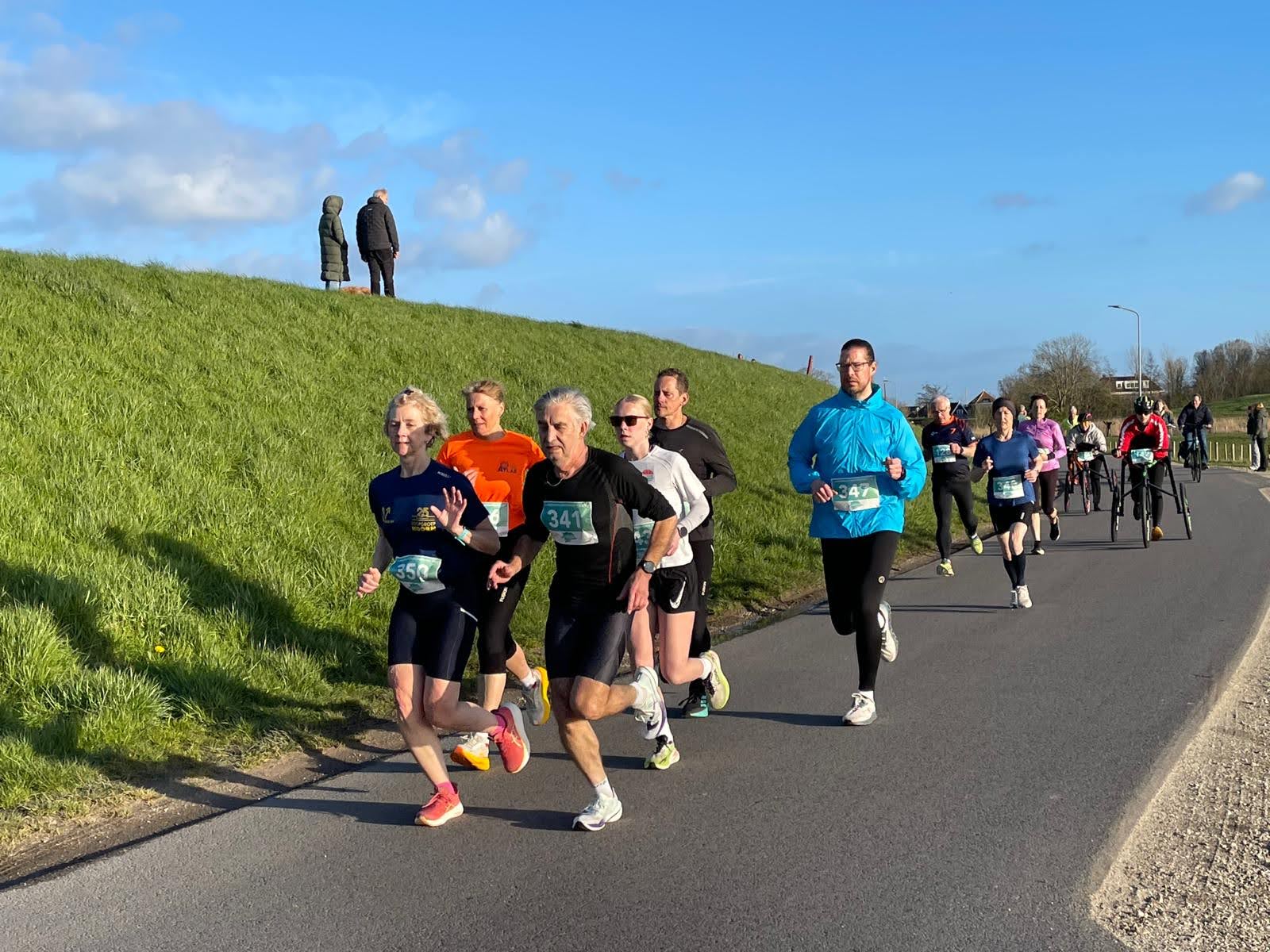 Prachtige overwinning voor sterke Thijs Mossel tijdens 5 kilometer langs de Warderdijk