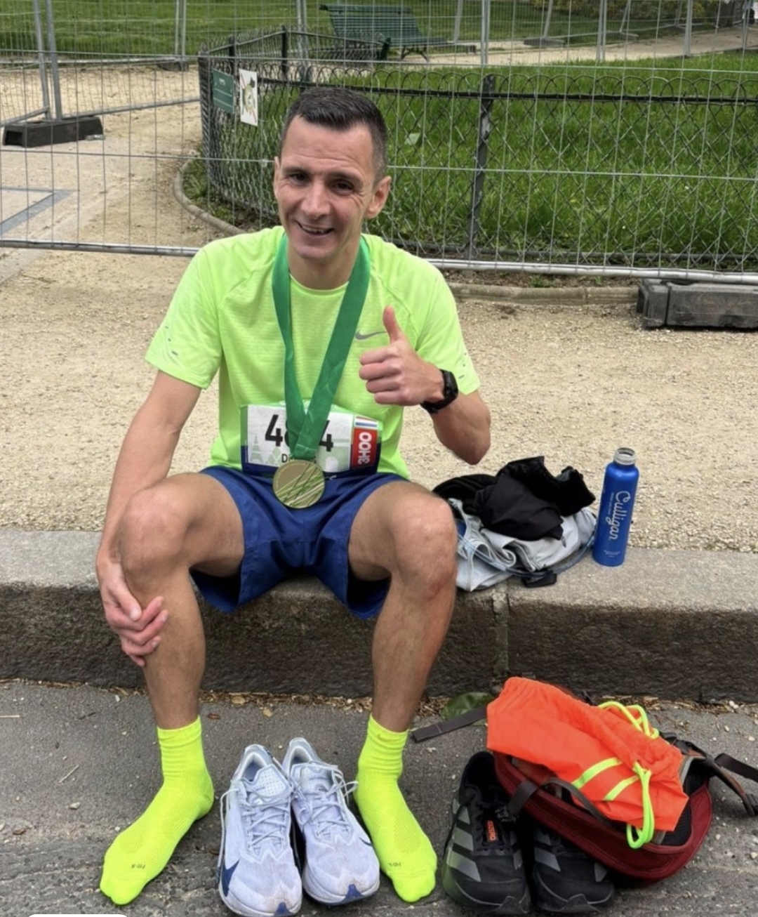 Dennis Bouwman pakt persoonlijk record tijdens marathon van Parijs