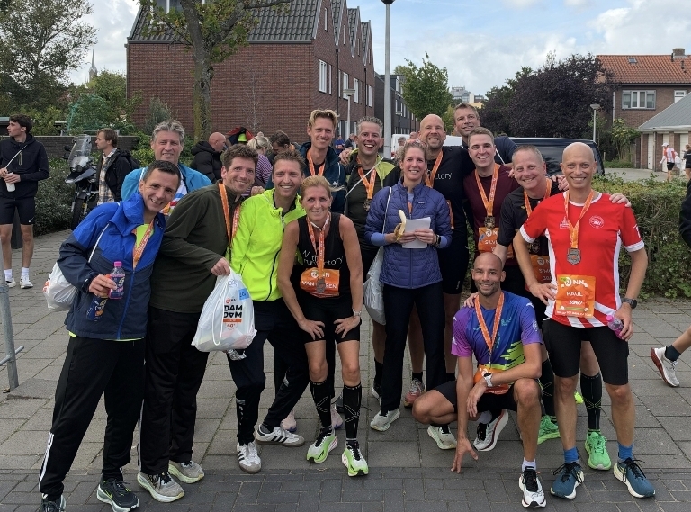 Tientallen AV Edammers lopen 40e editie van de Dam tot Damloop