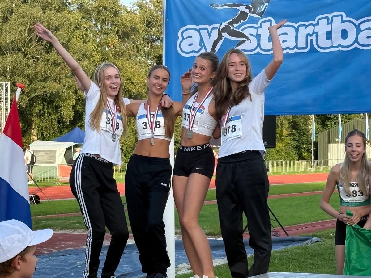 Estafette team AV Edam meiden U16 verrast met NK-zilver in hogere leeftijdscategorie